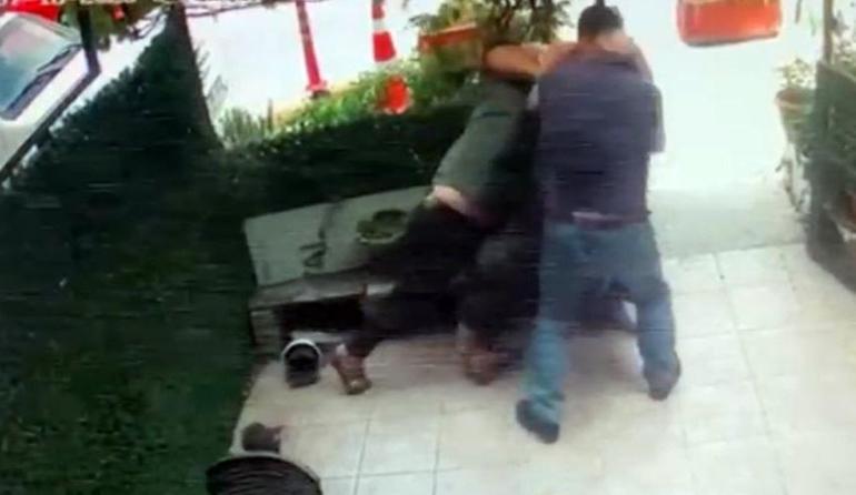 Kız arkadaşını hatalı park nedeniyle uyaran esnafı yumrukladı
