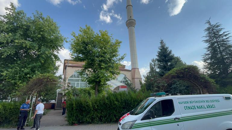 Husumetli komşusunu camide namaz kılarken bıçakla öldürdü