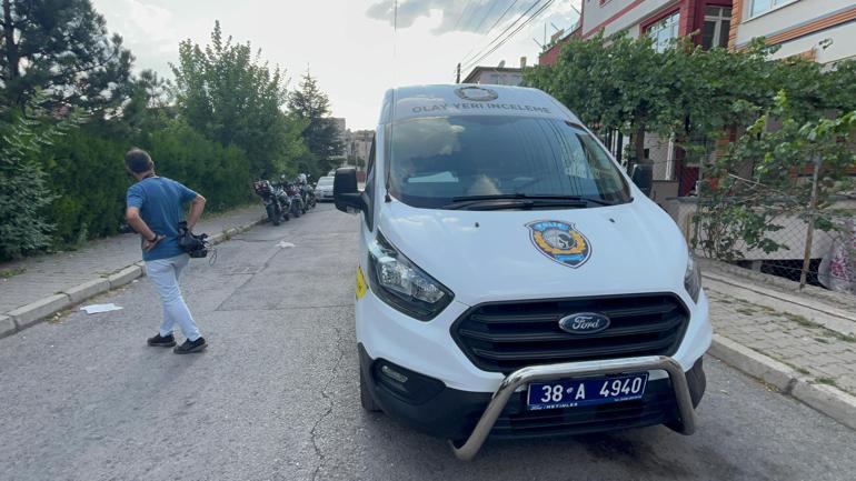 Husumetli komşusunu camide namaz kılarken bıçakla öldürdü