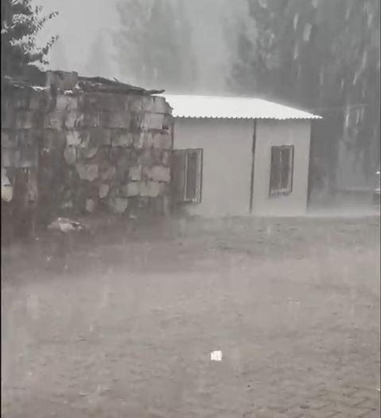 Mersinde sağanak, sel ve taşkına yol açtı