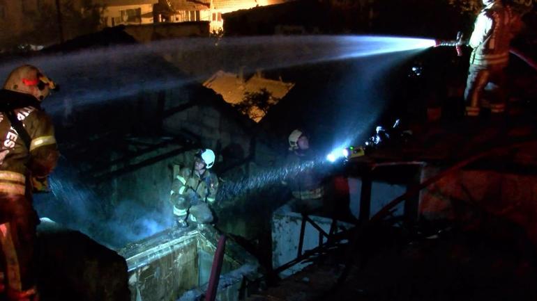 Gaziosmanpaşada 4 gecekondu alevlere teslim oldu