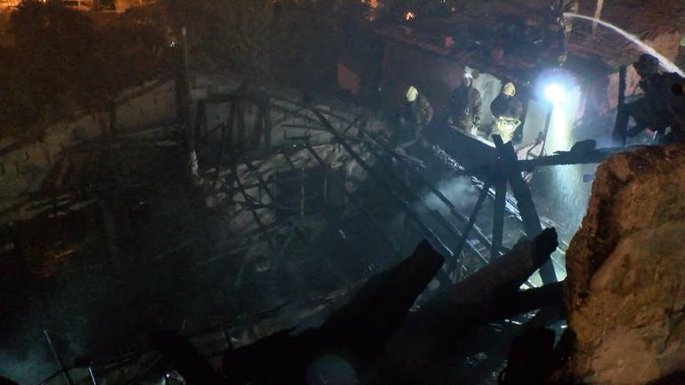 Gaziosmanpaşada 4 gecekondu alevlere teslim oldu