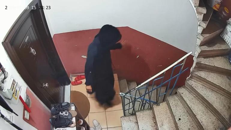 Kağıthanede önce dairenin kapısını dinledi sonra kartla açmaya çalıştı; ses duyunca kaçtı