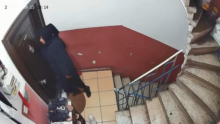 Kağıthanede önce dairenin kapısını dinledi sonra kartla açmaya çalıştı; ses duyunca kaçtı