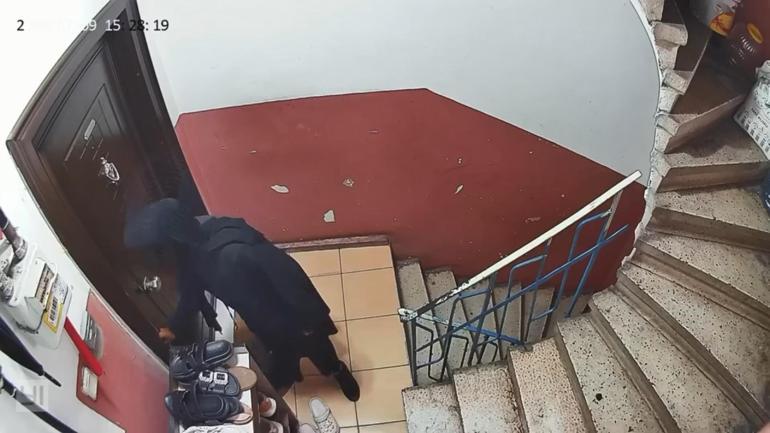Kağıthanede önce dairenin kapısını dinledi sonra kartla açmaya çalıştı; ses duyunca kaçtı