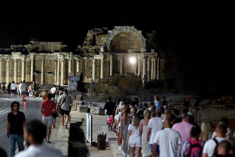 Antalyaya 1 günde 102 bin 6 yabancı turist geldi