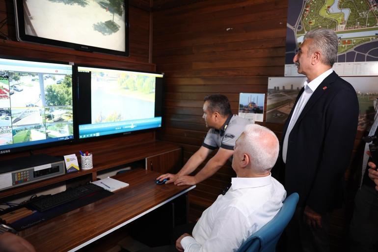 Çaya düşen 1,5 yaşındaki bebeği, parktaki güvenlik görevlisi kurtardı; o anlar kamerada