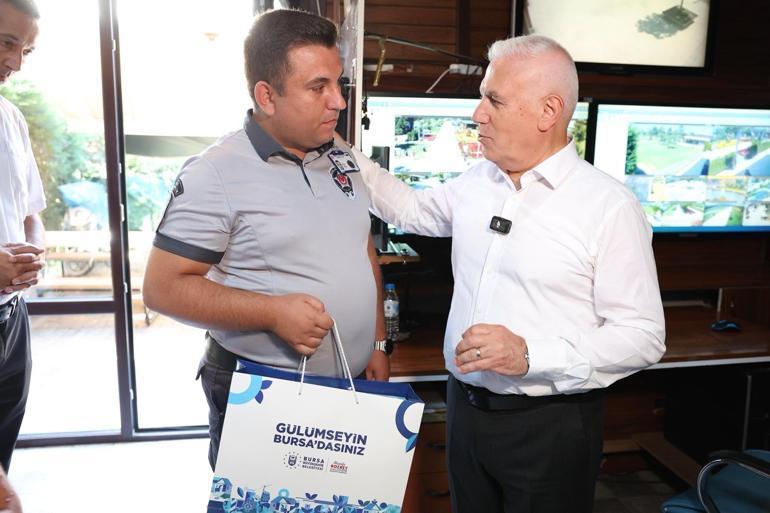 Çaya düşen 1,5 yaşındaki bebeği, parktaki güvenlik görevlisi kurtardı; o anlar kamerada