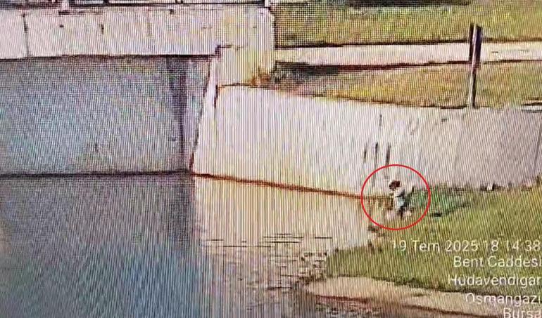 Çaya düşen 1,5 yaşındaki bebeği, parktaki güvenlik görevlisi kurtardı; o anlar kamerada