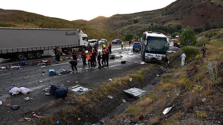 Sivasta yolcu otobüsü devrildi: 4 ölü, 40 yaralı