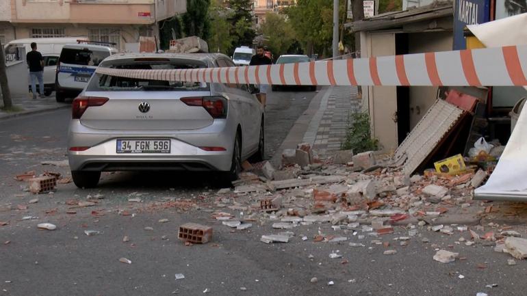Küçükçekmecede 2 katlı binada balkon çöktü: Bina tahliye edilip mühürlendi