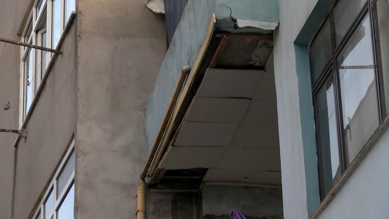 Küçükçekmecede 2 katlı binada balkon çöktü: Bina tahliye edilip mühürlendi