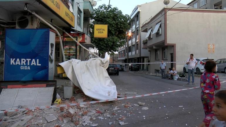 Küçükçekmecede 2 katlı binada balkon çöktü: Bina tahliye edilip mühürlendi
