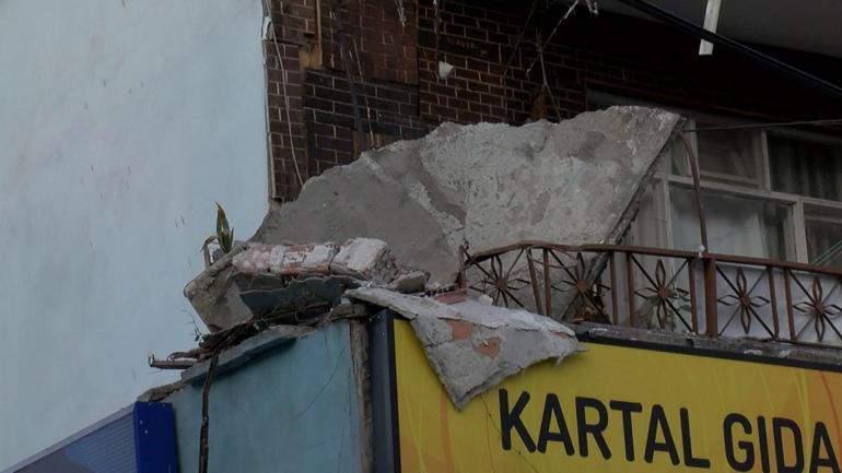 Küçükçekmecede 2 katlı binada balkon çöktü: Bina tahliye edilip mühürlendi