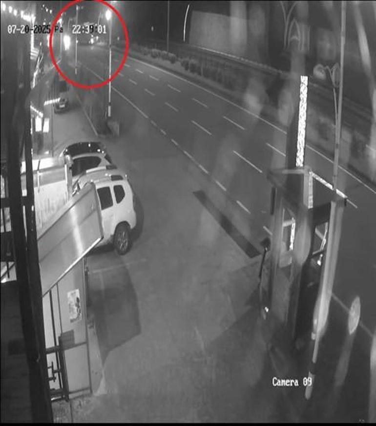 Karadeniz Sahil Yolunda yolcu otobüsü korkuluklara çarptı; kaza anı kamerada