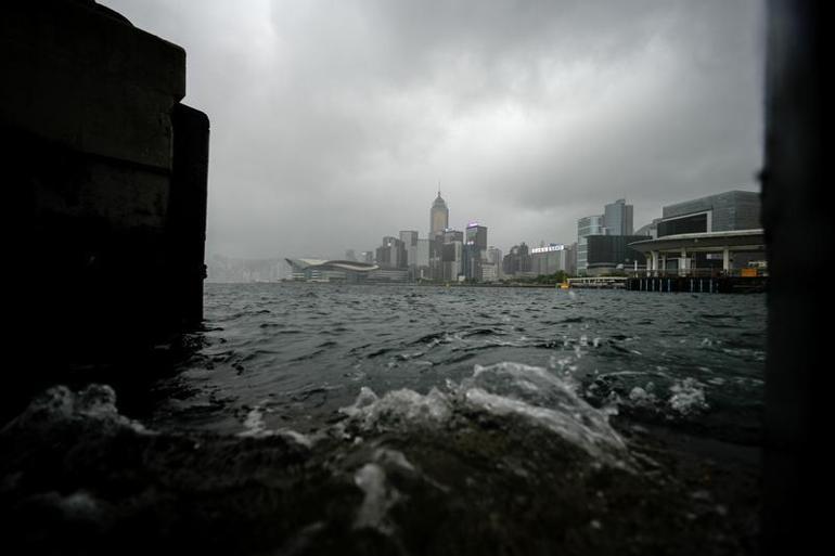 Hong Kong’da ‘Wipha’ tayfunu etkili oluyor