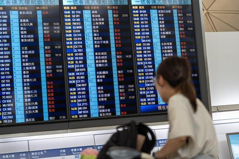 Hong Kong’da ‘Wipha’ tayfunu etkili oluyor