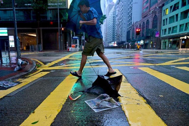 Hong Kong’da ‘Wipha’ tayfunu etkili oluyor