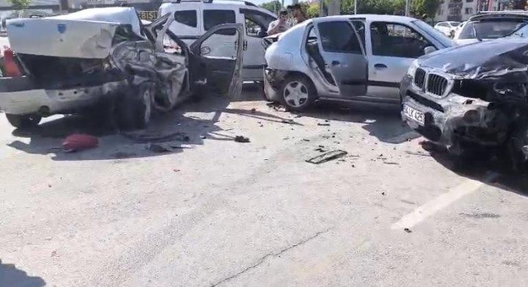 5 otomobilin karıştığı zincirleme kazada 6 yaralı