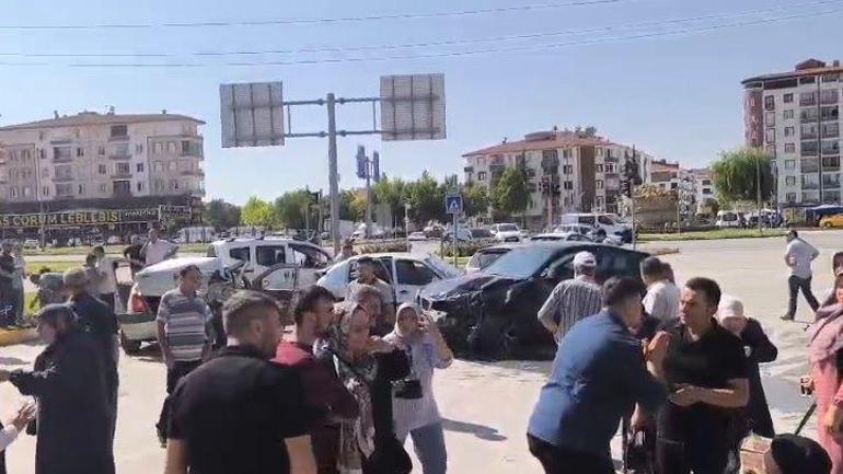 5 otomobilin karıştığı zincirleme kazada 6 yaralı