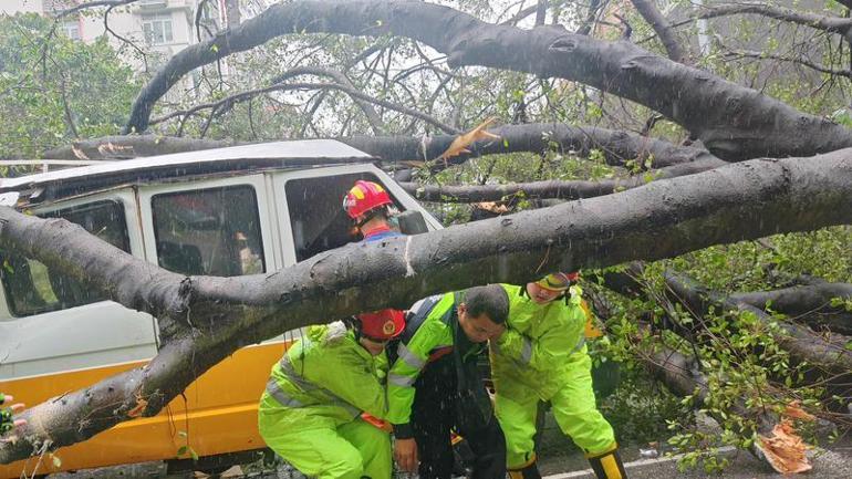 Hong Kong’da ‘Wipha’ tayfunu etkili oluyor
