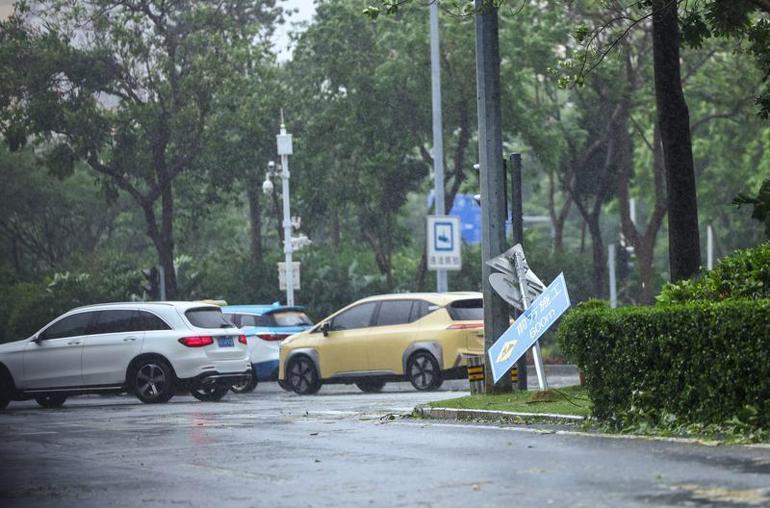 Hong Kong’da ‘Wipha’ tayfunu etkili oluyor