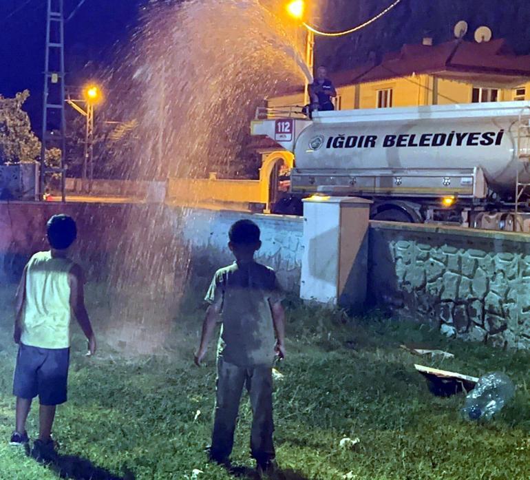 Iğdır’da çocuklar sulama aracından sıkılan suyla serinledi