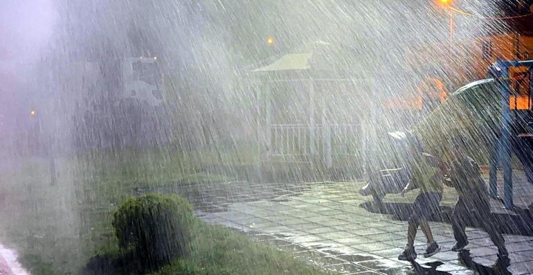 Iğdır’da çocuklar sulama aracından sıkılan suyla serinledi