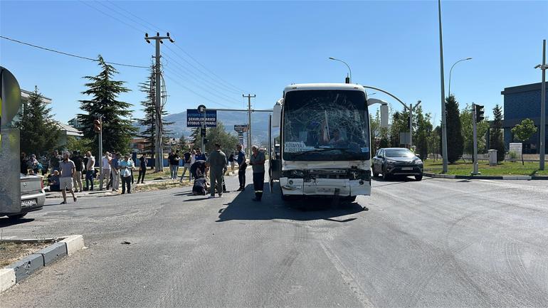 Servis otobüsü, akaryakıt tankerine çarptı; 35 yaralı