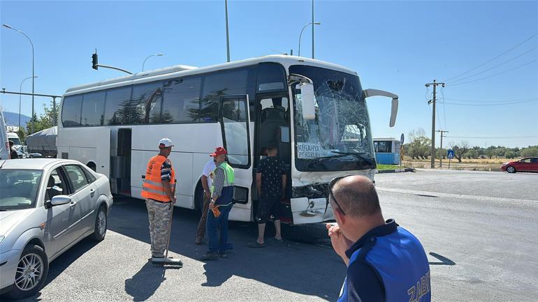 Servis otobüsü, akaryakıt tankerine çarptı; 35 yaralı