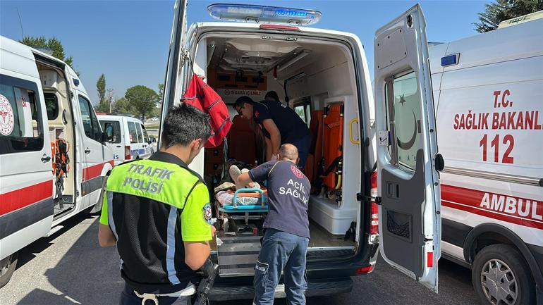 Servis otobüsü, akaryakıt tankerine çarptı; 35 yaralı
