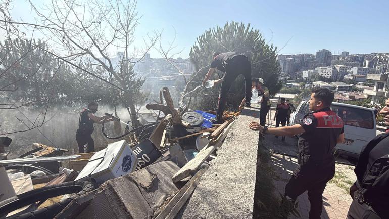 Kağıthanede ağaçlık alanda yangın; polis itfaiye hortumuyla, çevredekiler damacanayla müdahale etti