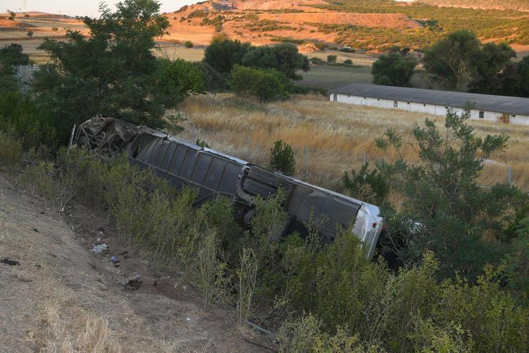 Balıkesirde yolcu otobüsü şarampole devrildi; 27 yaralı