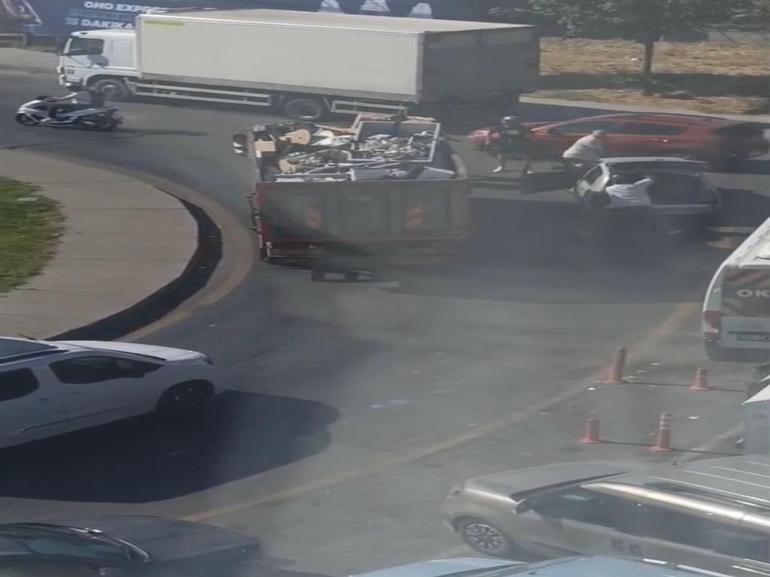 Kağıthanede trafik kavgasında keserle saldırdı; o anlar kamerada