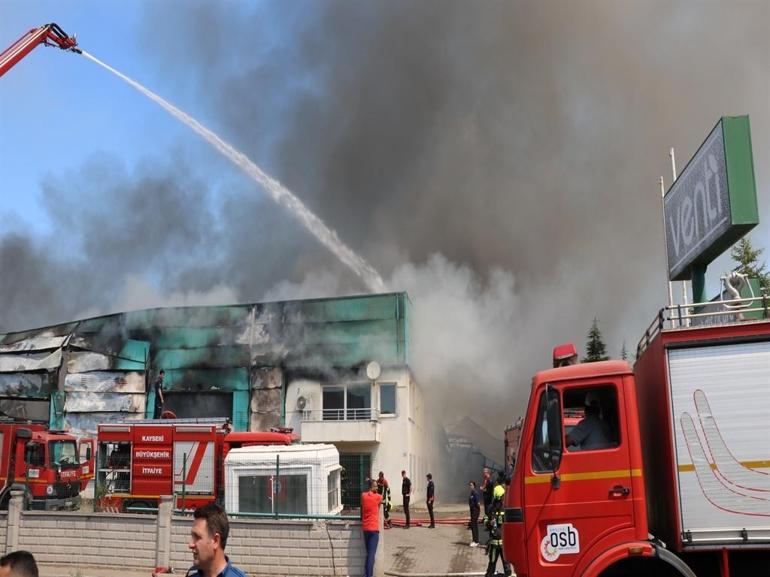 Kayseride mobilya fabrikasında yangın