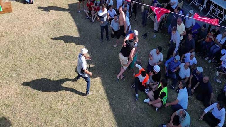 Rakibini karıştırıp seyirciyle güreşti
