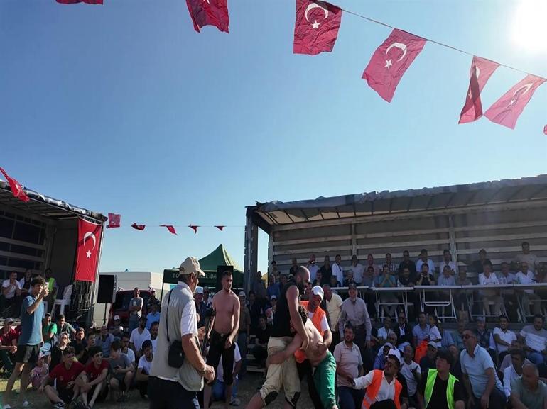 Rakibini karıştırıp seyirciyle güreşti