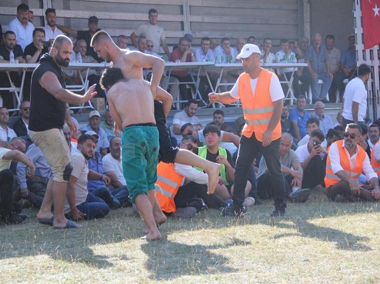 Rakibini karıştırıp seyirciyle güreşti