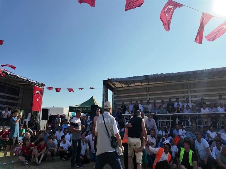 Rakibini karıştırıp seyirciyle güreşti