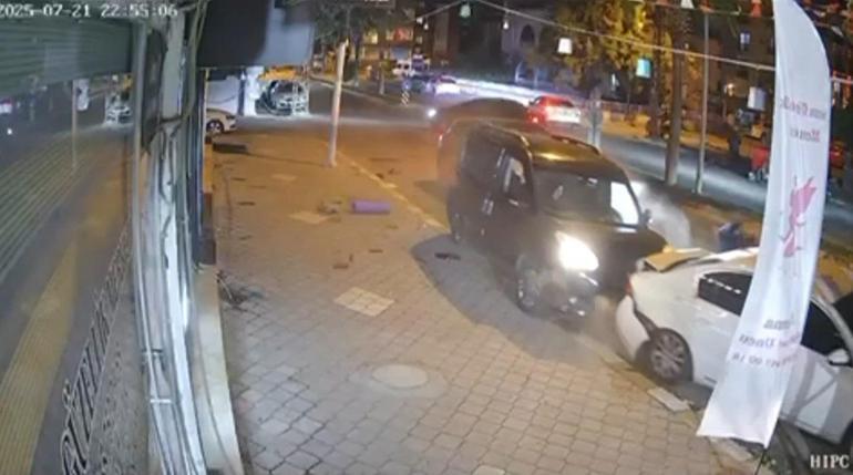 Otomobil, park halindeki 2 araç ile inen sürücüye çarptı