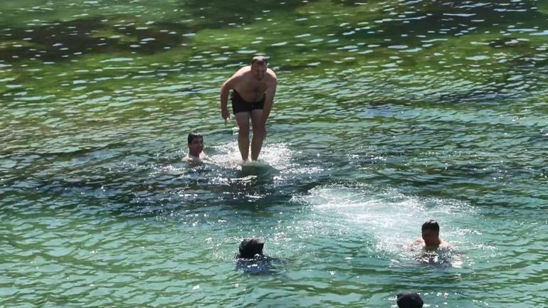 Sıcak havadan bunalanlar Riva 2’nci Koy Plajına akın etti