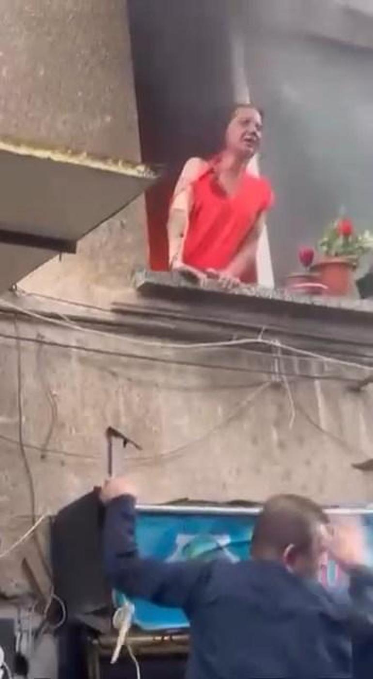 Bursada 4 katlı binada çıkan yangında alevler arasında kalan kadını mahalleli kurtardı