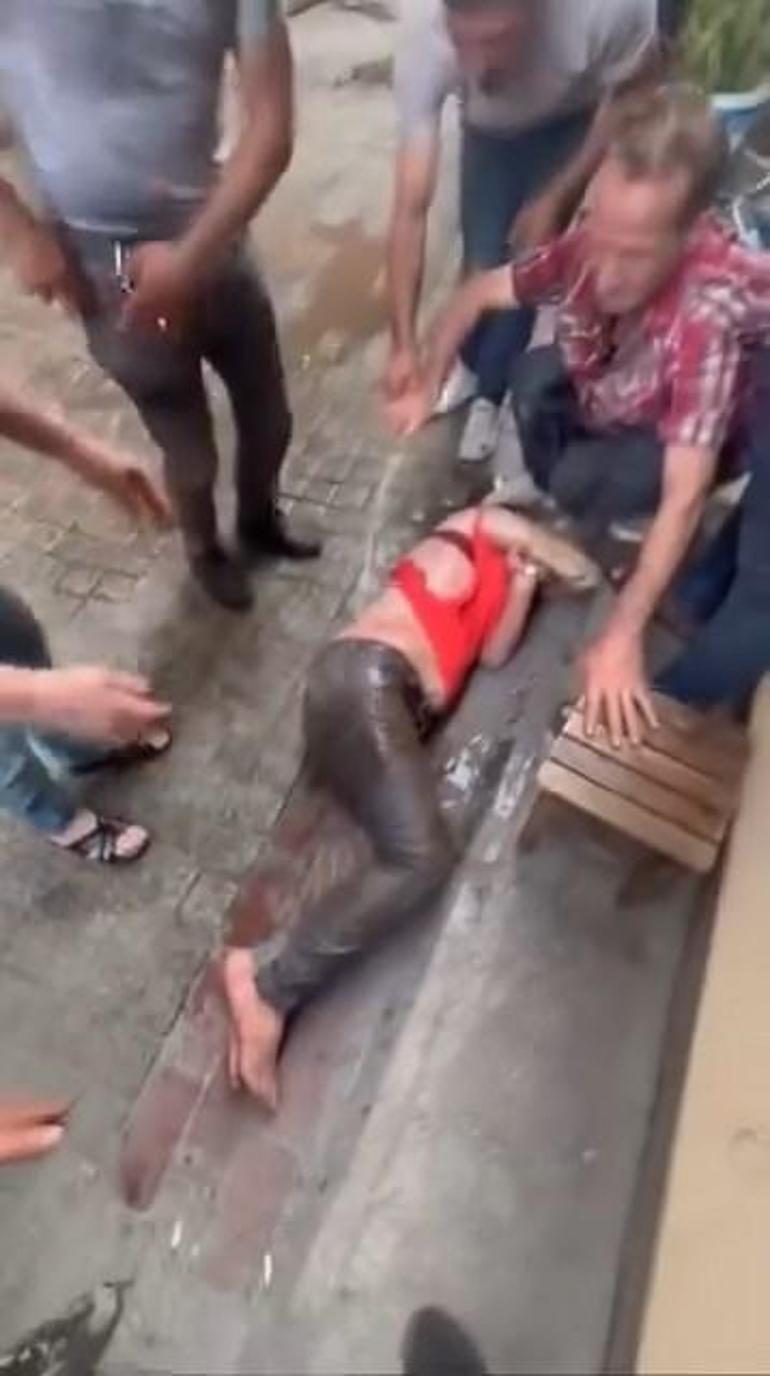 Bursada 4 katlı binada çıkan yangında alevler arasında kalan kadını mahalleli kurtardı