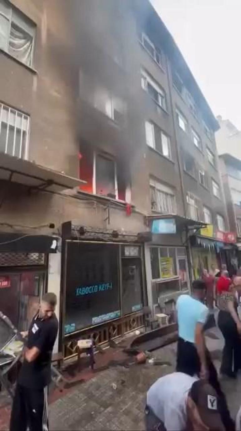 Bursada 4 katlı binada çıkan yangında alevler arasında kalan kadını mahalleli kurtardı