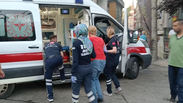 Bursada 4 katlı binada çıkan yangında alevler arasında kalan kadını mahalleli kurtardı