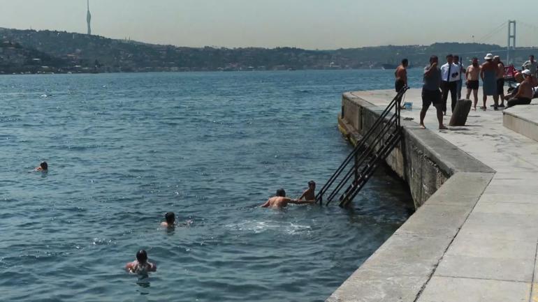 İstanbulda sıcak havadan bunalanlar boğazda serinledi