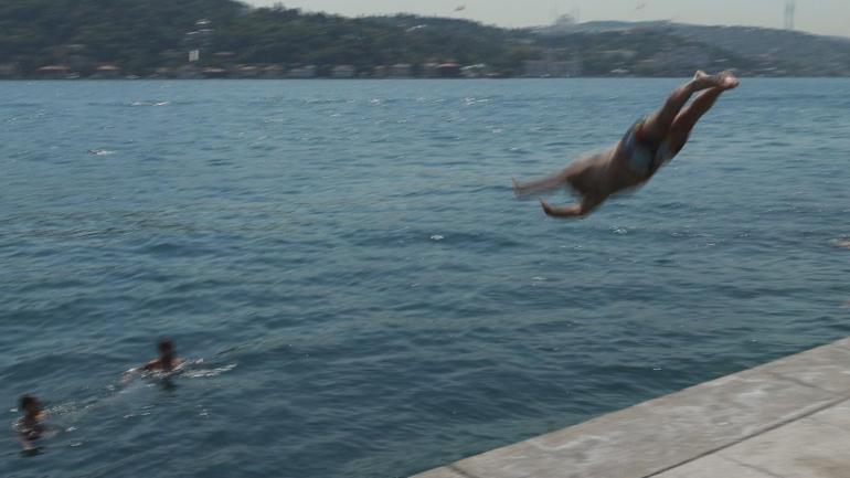 İstanbulda sıcak havadan bunalanlar boğazda serinledi