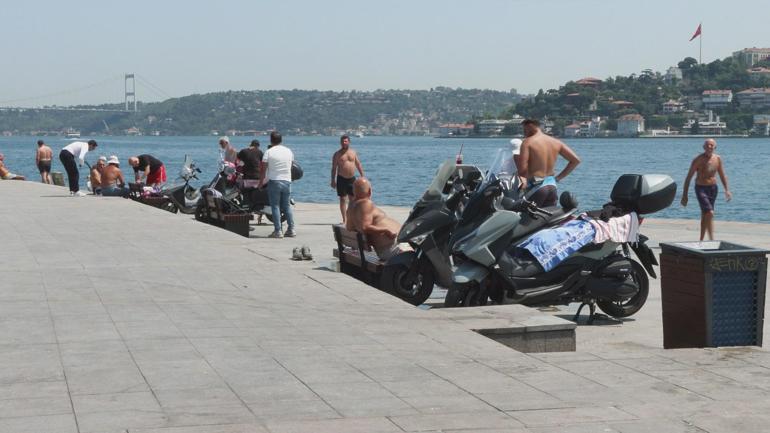 İstanbulda sıcak havadan bunalanlar boğazda serinledi