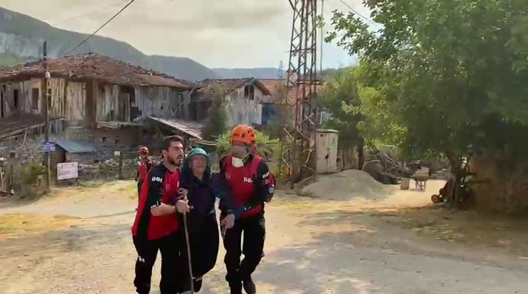 Karabükte orman yangınına müdahale sürüyor; 10 köy boşaltıldı, 55 hektar alan zarar gördü