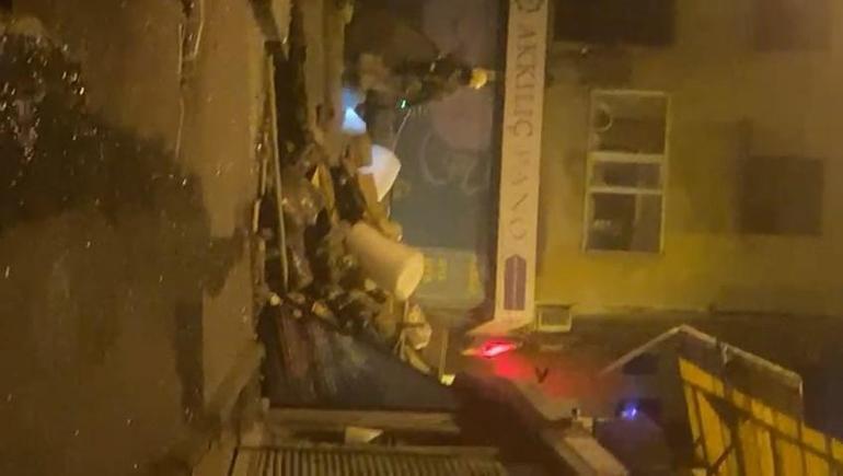 Beyoğlunda 3 katlı binada, patlama sonrası kısmi çökme; o anlar kamerada